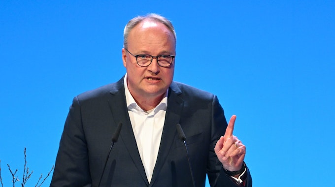 Oliver Welke, Fernsehmoderator und Satiriker, spricht auf der festlichen Verabschiedung von ZDF-Intendant Bellut. Er hat einen Finger gehoben.