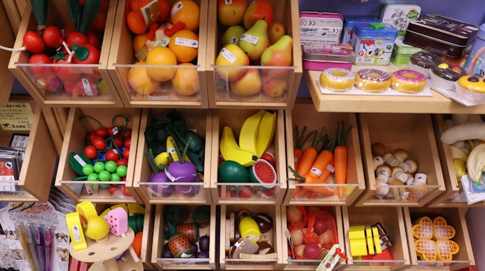 Obst und Gemüse aus Holz für den Kaufladen in einem Spielzeuggeschäft.