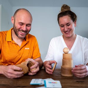 Karin Schimkus und Rene Kurzok mit Holzspielzeug, das sie für ihre Methode zur Sprachentwicklung für Kinder einsetzen.