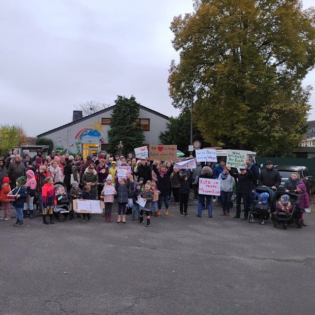 Eltern und Kinder der Kölner Kita Züricher Weg in Mülheim protestierten gegen die geplante Schließung mit Plakaten.