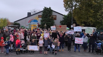 Eltern und Kinder der Kölner Kita Züricher Weg in Mülheim protestieren gegen die geplante Schließung.
