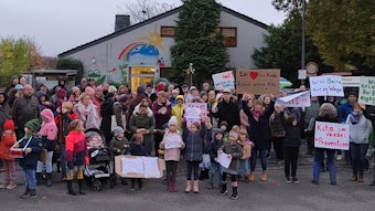 Eltern und Kinder der Kölner Kita Züricher Weg in Mülheim protestierten gegen die geplante Schließung mit Plakaten.