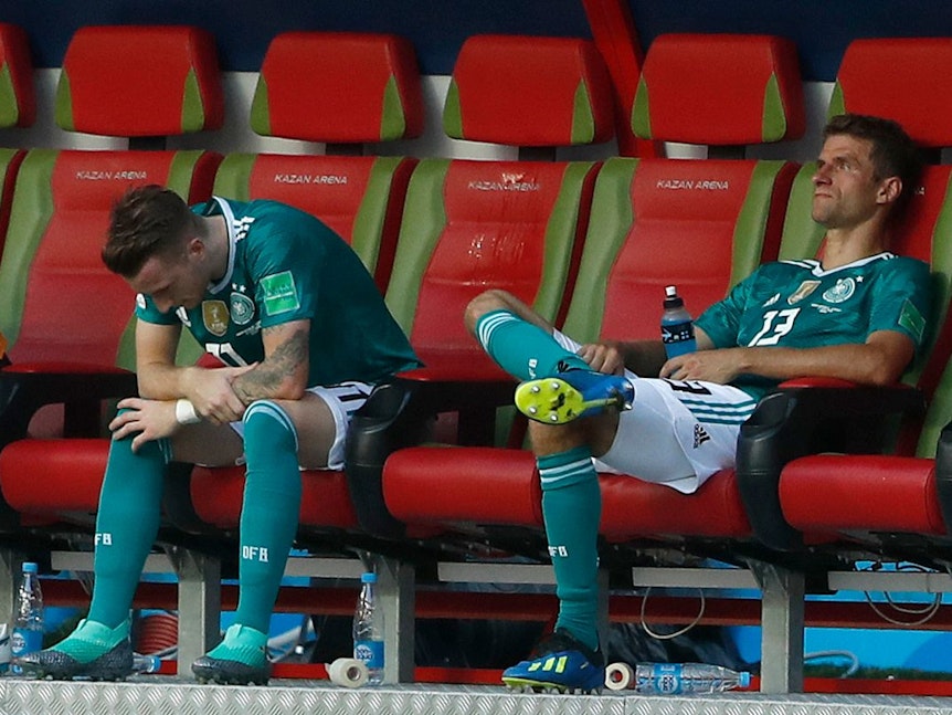 Thomas Müller aus Deutschland (r) und Marco Reus sitzen nach Spielende auf der Bank.