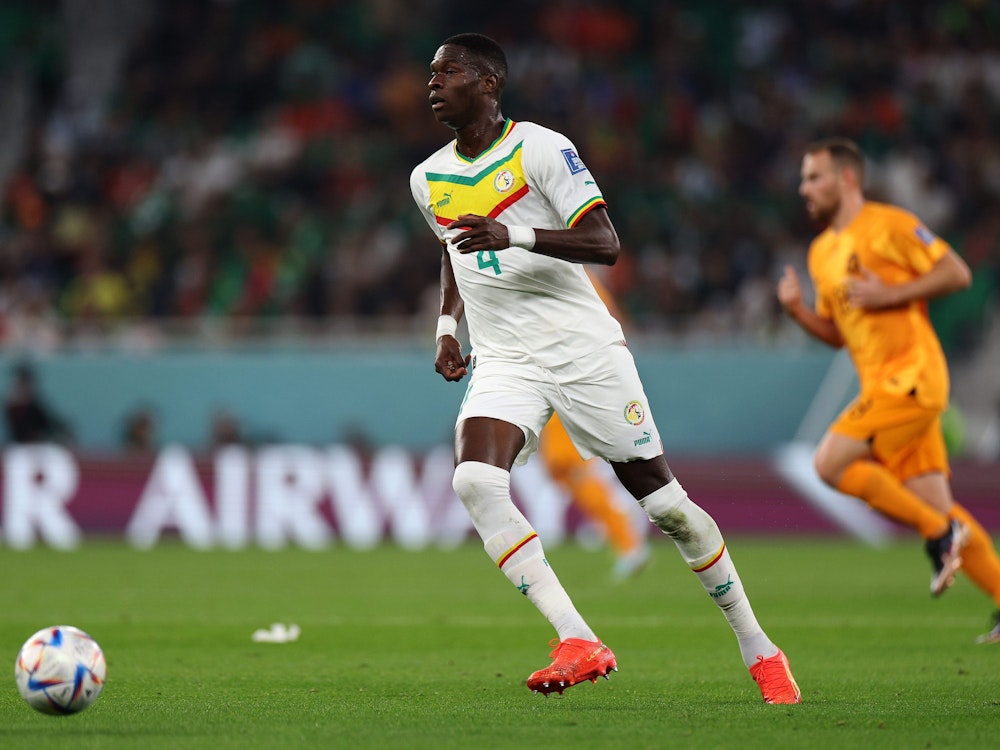 Senegal Pape Abou Cisse in Aktion mit dem Ball gegen die Niederlande.