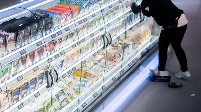 Einen aktuellen Rückruf sollten Kundinnen und Kunden beachen. Unser Foto zeigt ein Kühlregal in einem Supermarkt.
