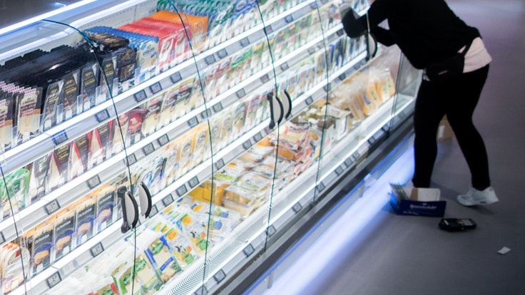 Einen aktuellen Rückruf sollten Kundinnen und Kunden beachen. Unser Foto zeigt ein Kühlregal in einem Supermarkt.