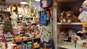 Spielzeuge, Kindertaschen und Plüschtiere im Spielwarenladen Hampelmann.