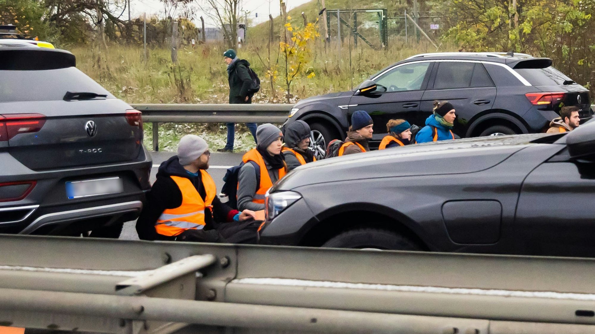 Teilnehmer eines Klimaprotests blockieren auf der A113 kurz vor der Ausfahrt zum Flughafen Berlin Brandenburg (BER)