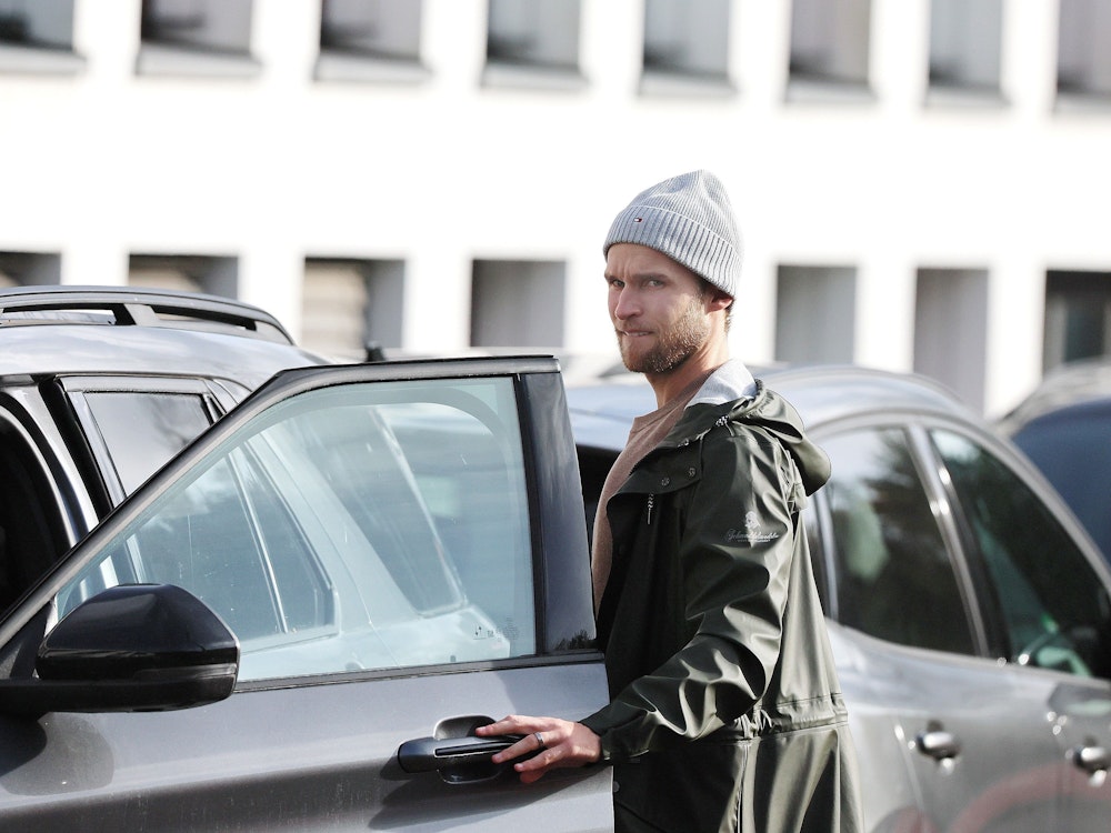Sebastian Andersson steigt in sein Auto ein.