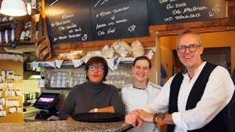 Brigitte Breiter (Köchin), Esther Raderberger und Olaf Schlien (Inhaber) im Café Haptilu im Kartäuserhof hinter der Theke.