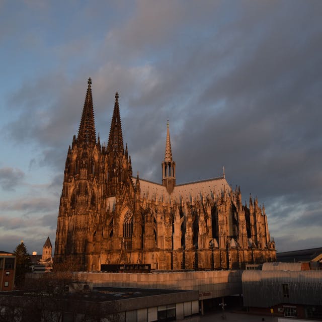 Bild aus dem Kölner Band „Dom“. Der Dom vor bewölktem Himmel in ungewöhnlichem Licht.