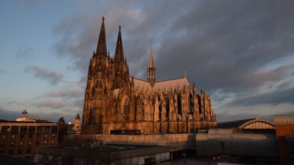 Bild aus dem Kölner Band „Dom“. Der Dom vor bewölktem Himmel in ungewöhnlichem Licht.
