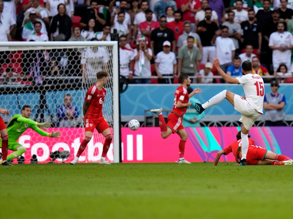 Rouzbeh Cheshmi erzielt das 1:0 gegen Wales.
