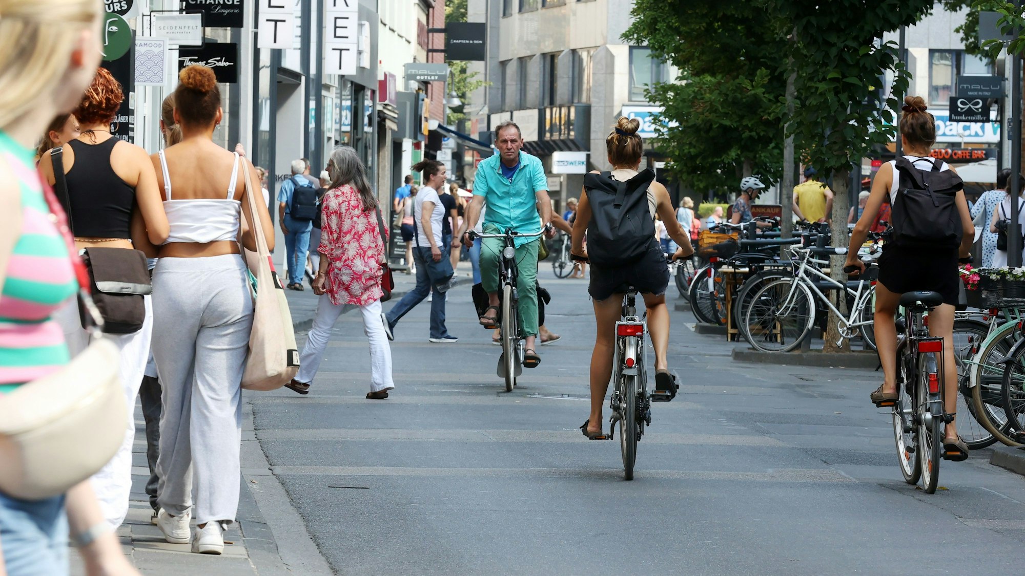 Blick in die Ehrenstraße mit Fußgängern und Radfahrern