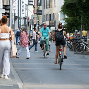 Blick in die Ehrenstraße mit Fußgängern und Radfahrern