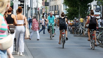 Radfahrer und Fußgänger auf der Ehrenstraße.