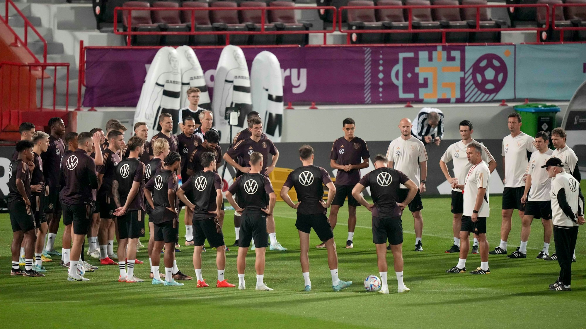 Die deutsche Nationalmannschaft bei einer Besprechung nach dem Training vor dem zweiten Gruppenspiel der WM 2022 in Katar am 25. November 2022.