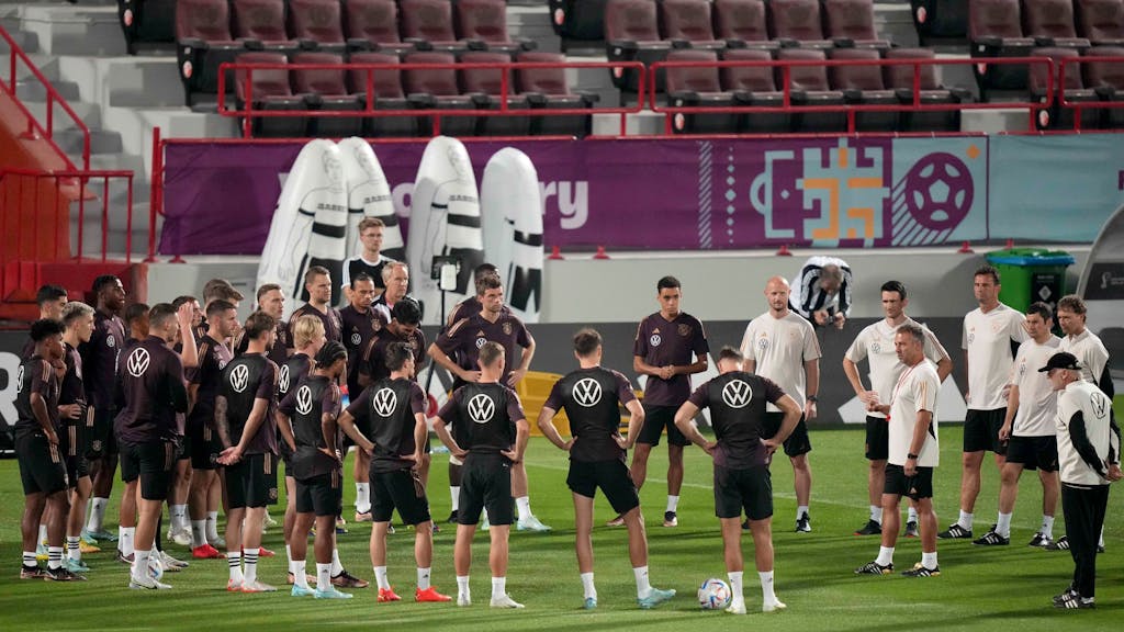 Die deutsche Nationalmannschaft bei einer Besprechung nach dem Training vor dem zweiten Gruppenspiel der WM 2022 in Katar am 25. November 2022.
