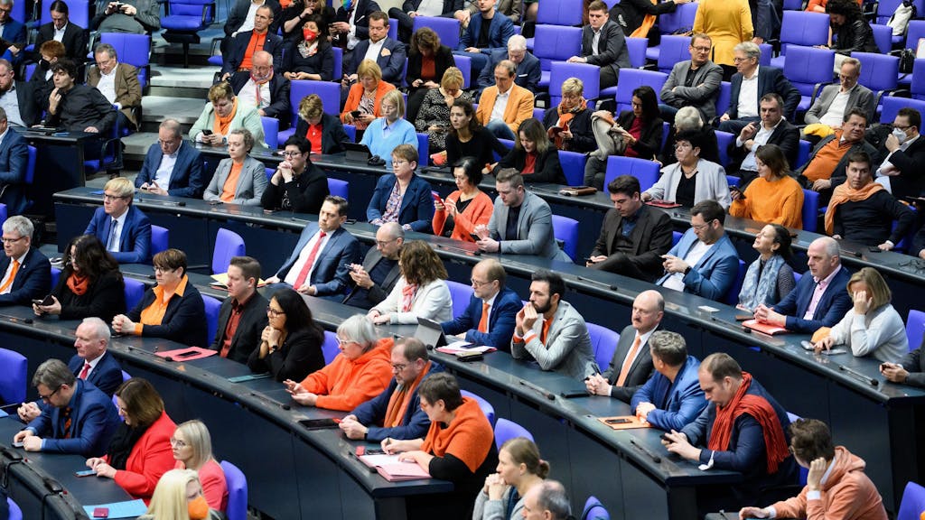 Abgeordnete sitzen im Bundestag.&nbsp;