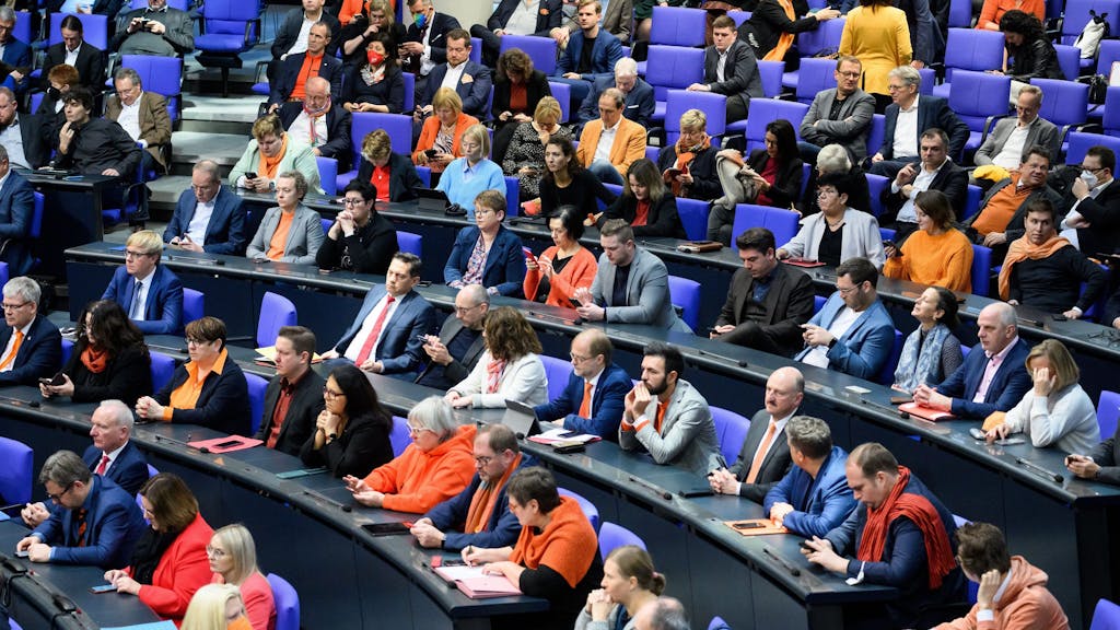 Abgeordnete sitzen im Bundestag.&nbsp;