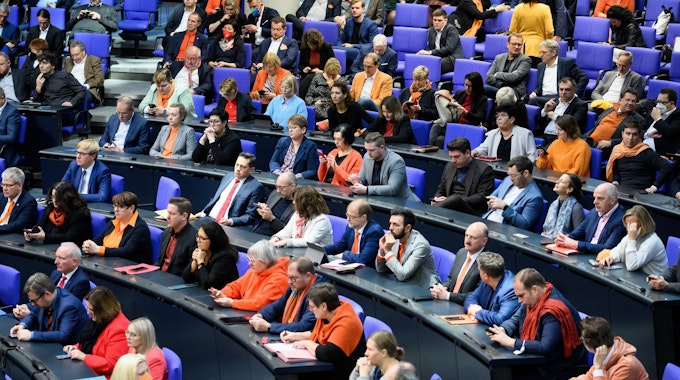 Abgeordnete sitzen im Bundestag.