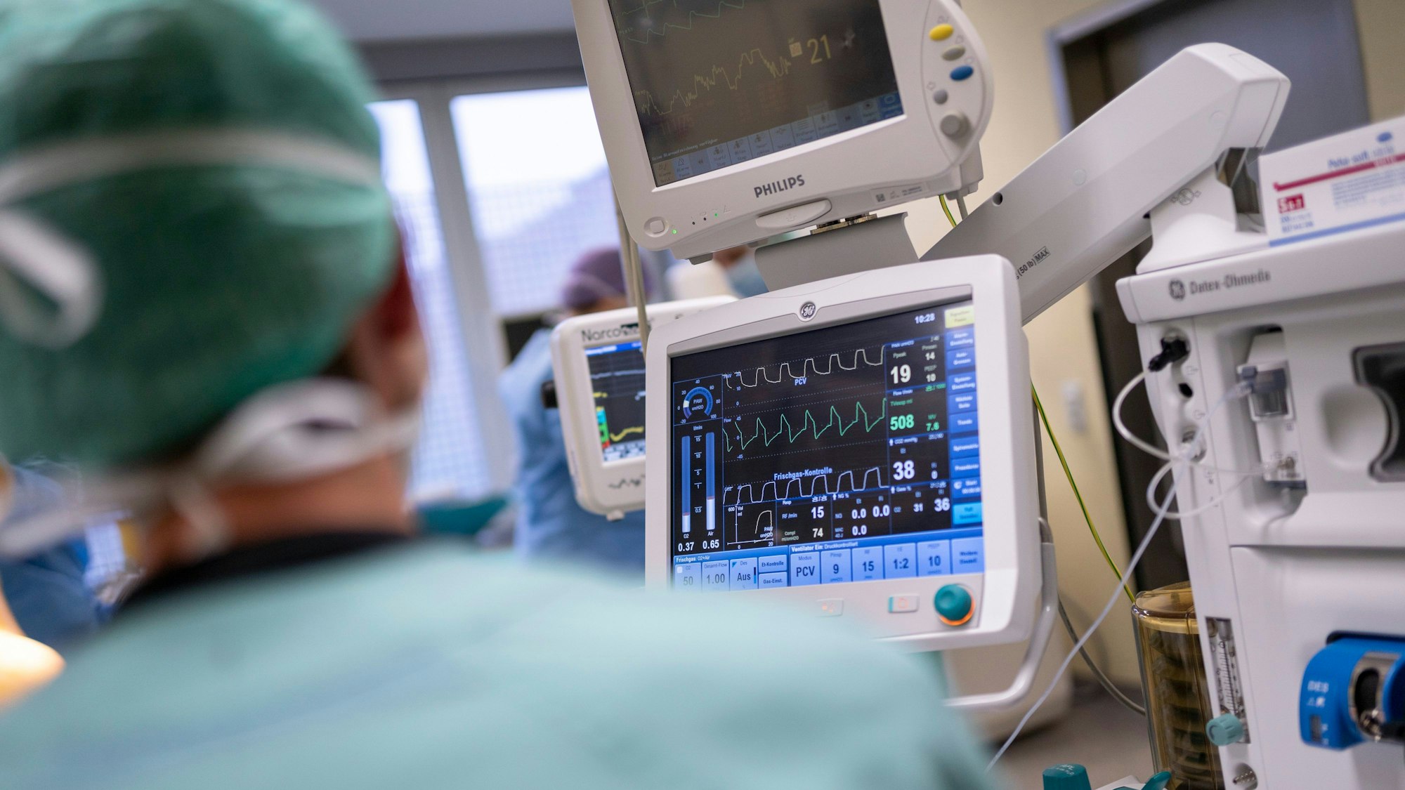 Während eines operativen Eingriffs ist der Patient oder die Patientin unter genauer Beobachtung durch einen Monitor.