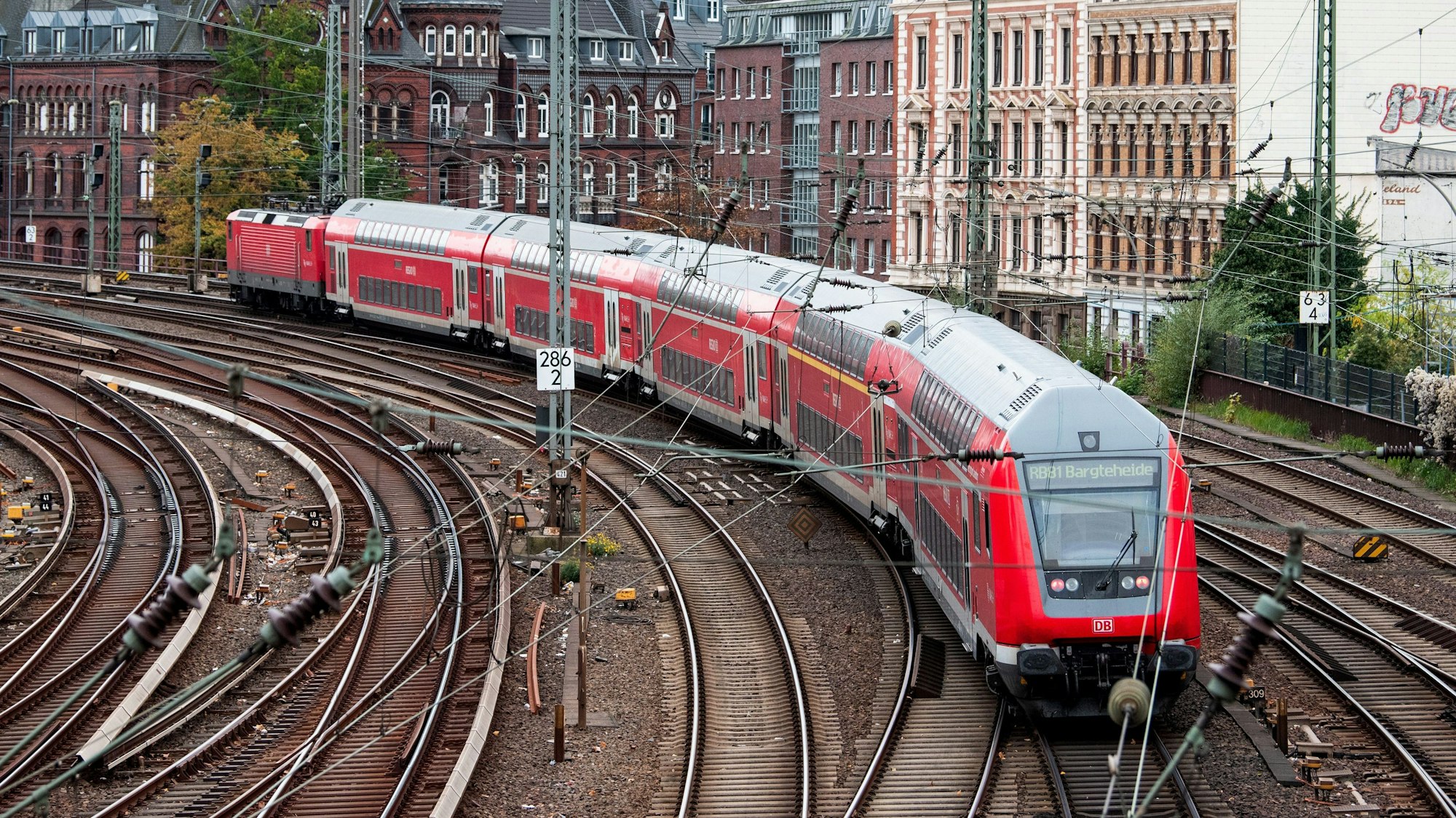Eine Regionalbahn der Deutschen Bahn fährt aus dem Hamburger Hauptbahnhof.