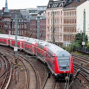 Eine Regionalbahn der Deutschen Bahn fährt aus dem Hamburger Hauptbahnhof.