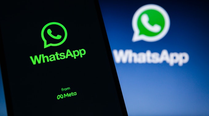 Das Icon der App Whatsapp ist auf einem Smartphone zu sehen.