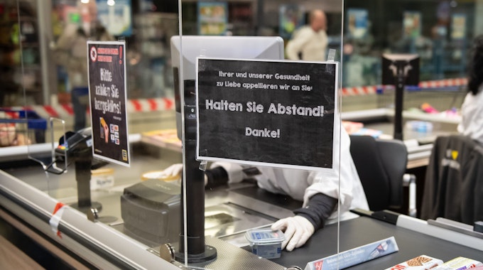Die Corona-Pandemie setzt die Supermärkte weiterhin unter Druck, vielerorts herrscht Personalnot. Unser Foto zeigt die Mitarbeiterin eines Edekas im Frühjahr 2020 an einer Kasse in Duderstadt (Niedersachsen).