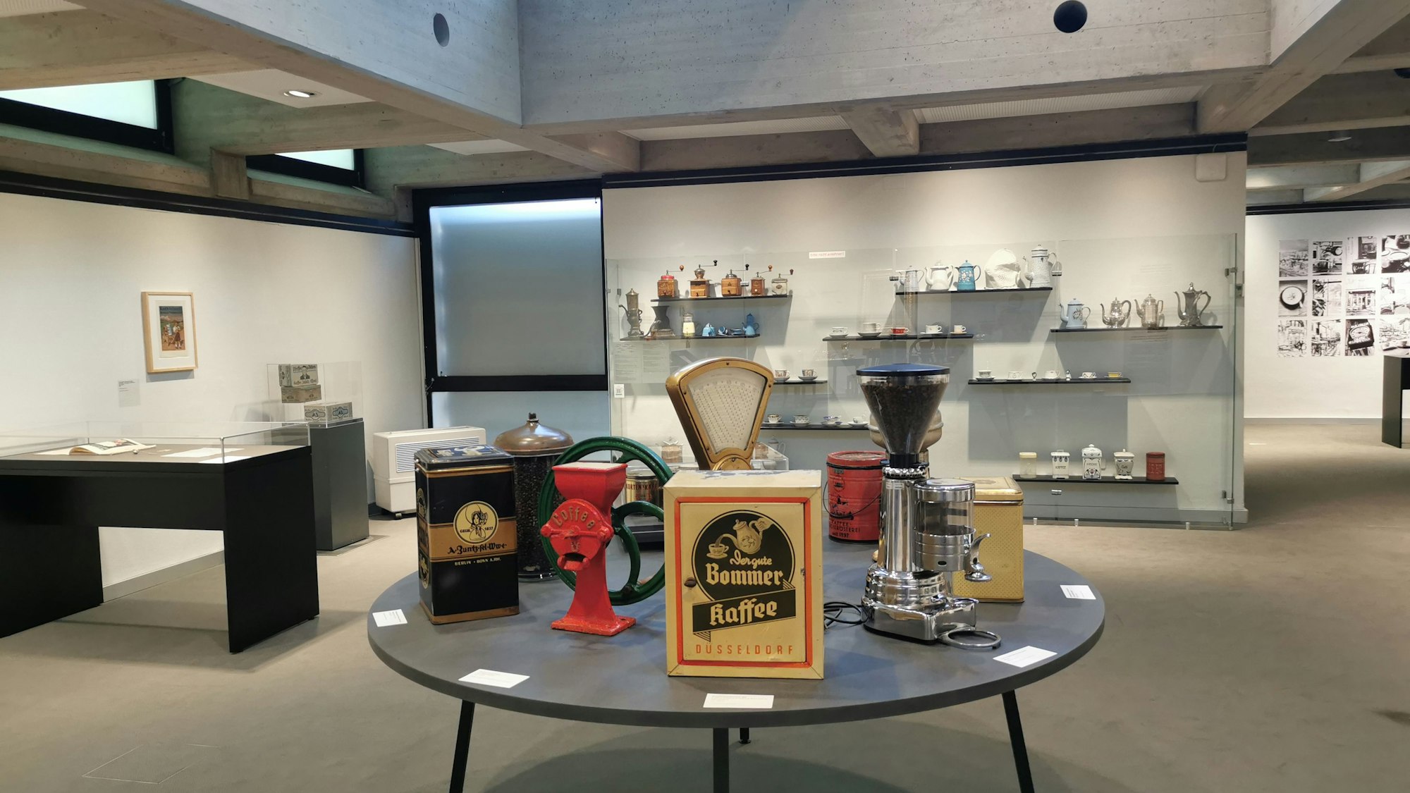 Mühlen, Dosen, Kannen, Waagen – viele Exponate illustrieren die Zeitreise durch 350 Jahre Kaffeekultur.