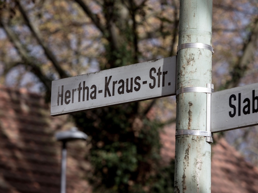 Das Straßenschild der Hertha-Kraus-Straße in Köln-Riehl.