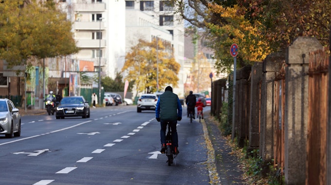 Ein Mann fährt auf der Gummersbacher Straße mit dem Rad. Hier soll ein Fahrradstreifen eingerichtet werden.