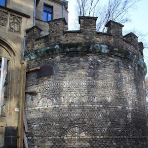 Der Römerturm nach der ersten Sanierung mit den Verankerungen.