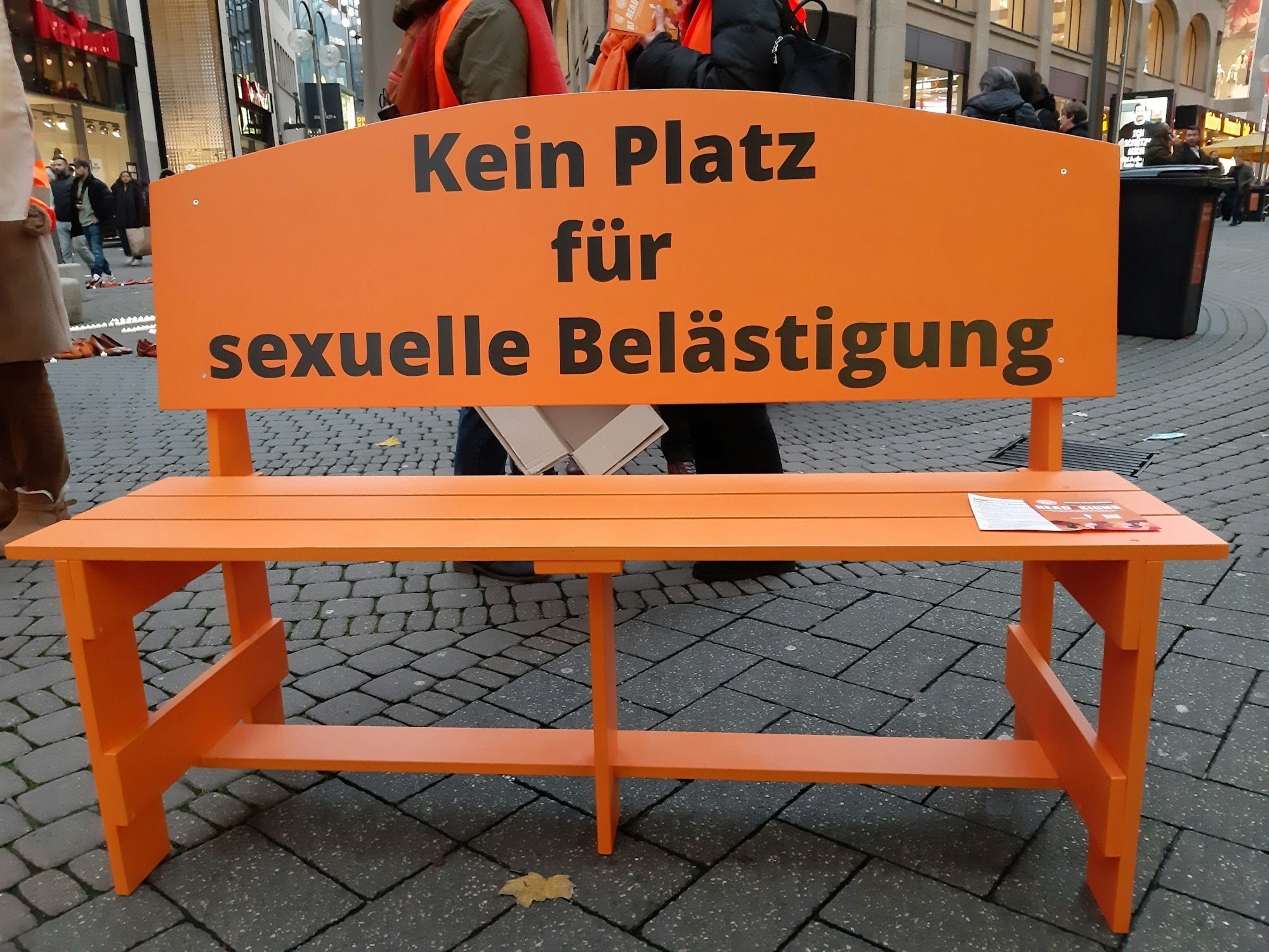 Beim Orange Day wurde vom Handwerkerinnenhaus Köln in der Schildergasse auf Gewalt gegen Frauen aufmerksam gemacht - und zwar mit Bänken.
