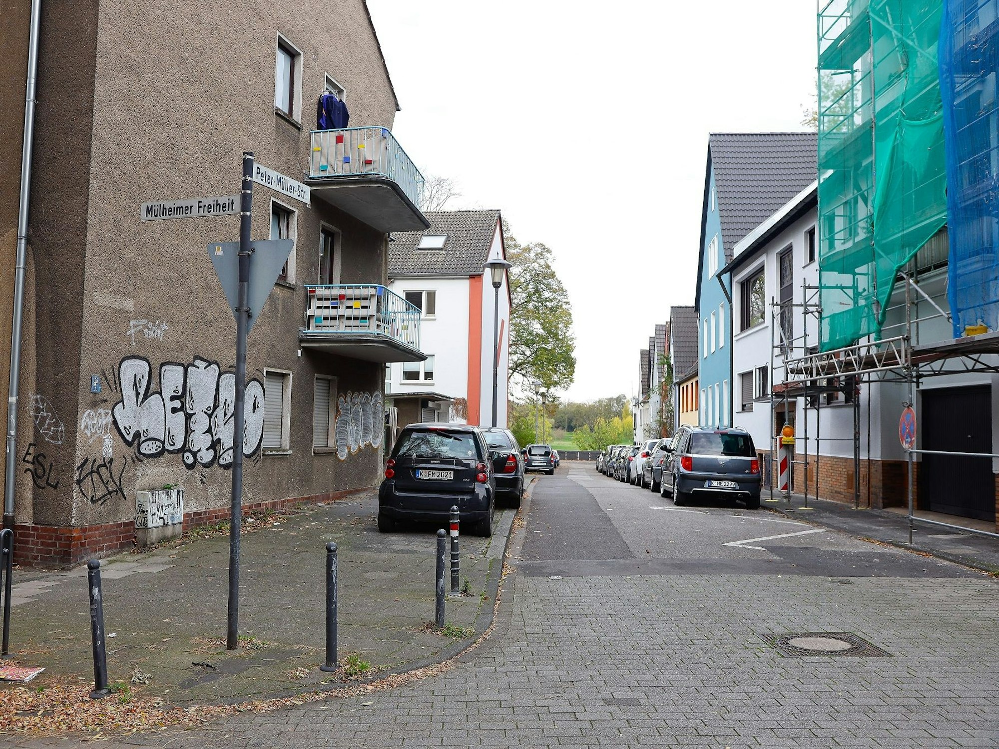 Blick in die Peter-Müller-Straße in Köln-Mülheim.