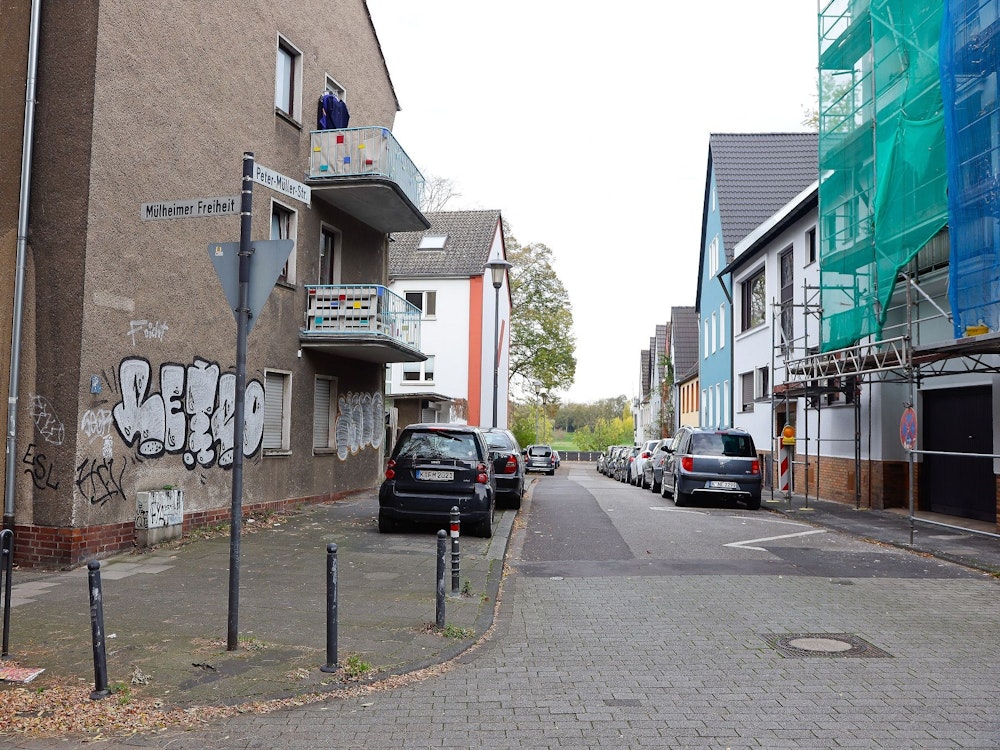 Blick in die Peter-Müller-Straße in Köln-Mülheim.