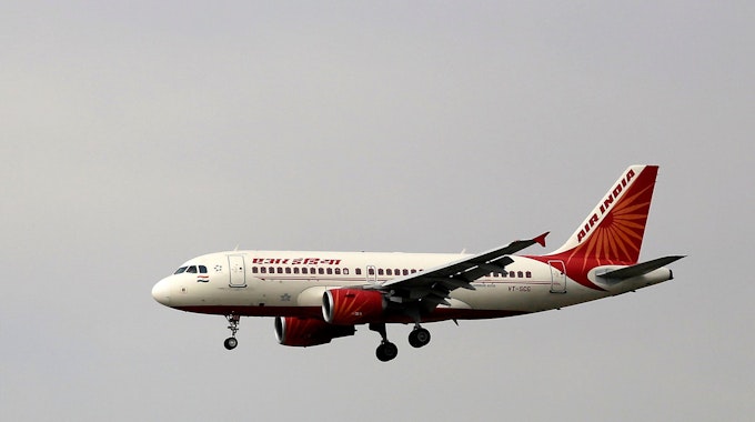 Ein Airbus A319 der Air India Fluggesellschaft befindet sichm April 2015 im Landeanflug auf den Indira Gandhi International Airport in Neu-Delhi (Indien).