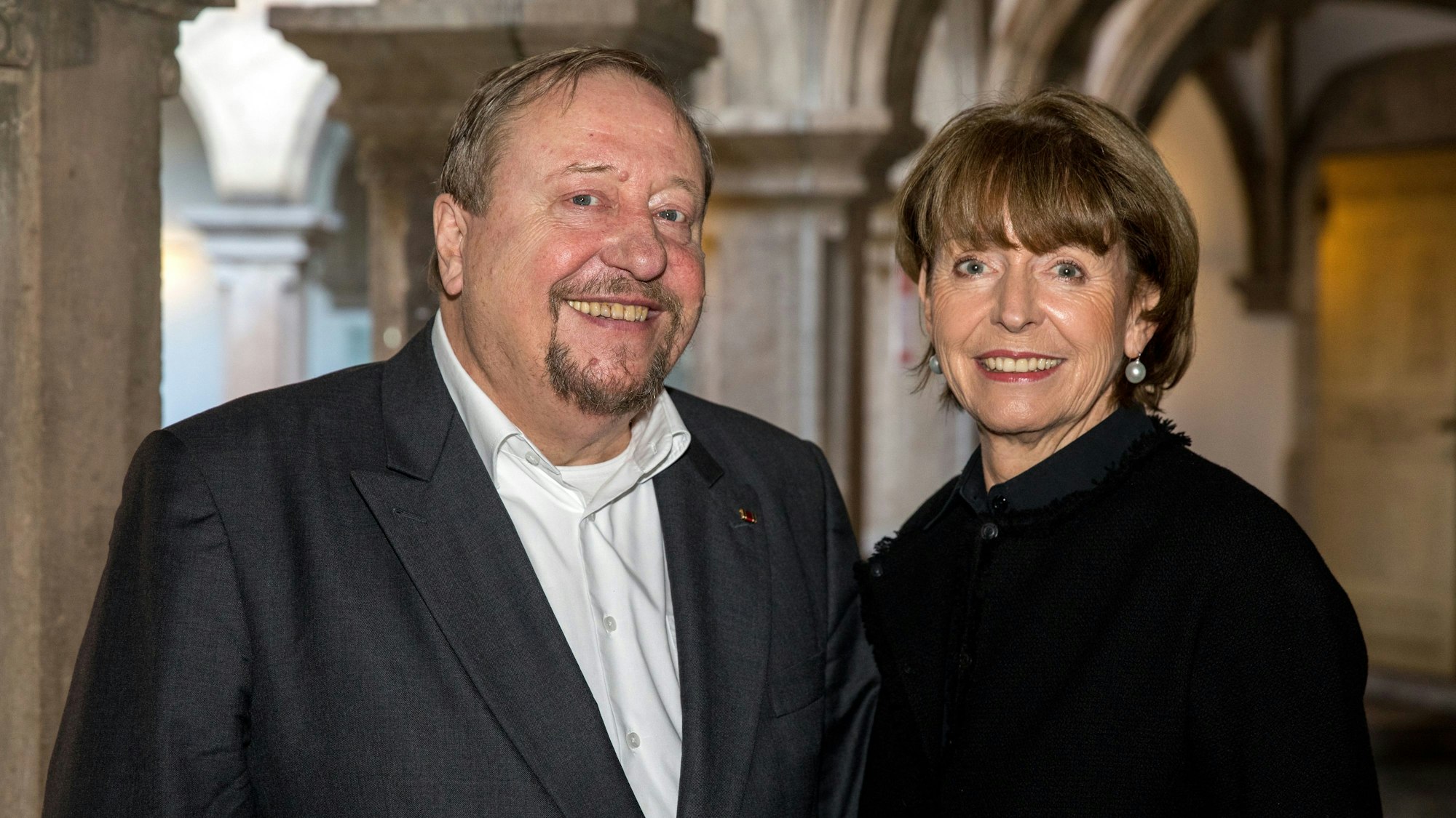 Josef Wirges und Kölns Oberbürgermeisterin Henriette Reker stehen im Säulengang des Historischen Rathauses.