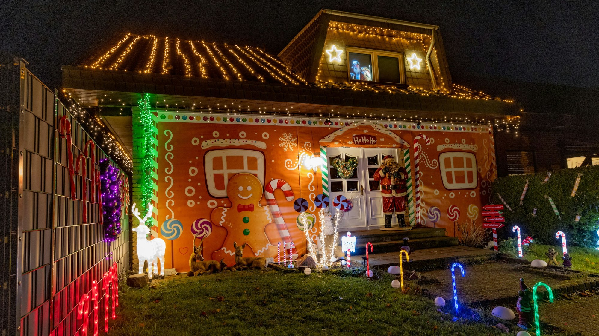 Etwas weniger als üblich, aber dennoch beindruckend: Das Weihnachtshaus  der Familie Schlief in Odendorf.