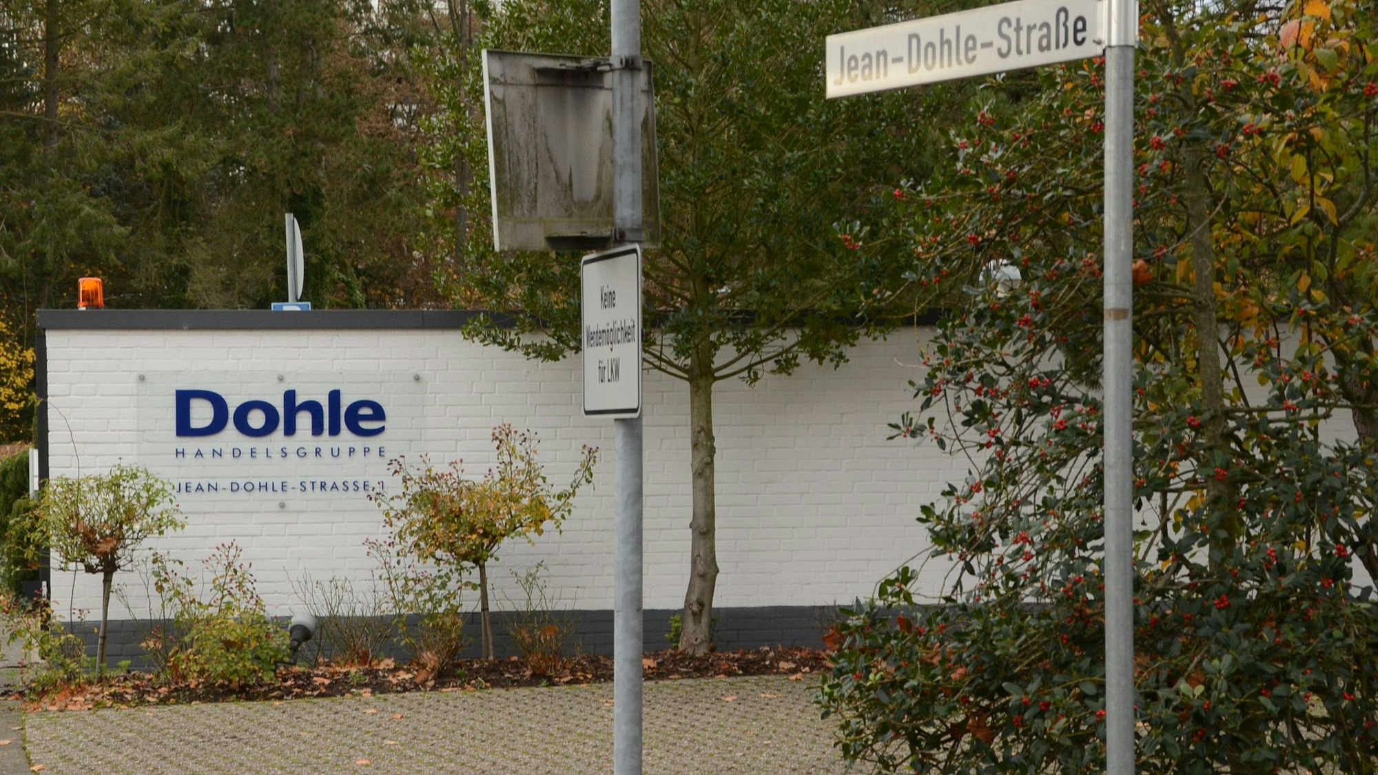 An der Jean-Dohle-Straße in Siegburg hatte die Dohle-Handelsgruppe, der mehr als 100 Hit-Märkte gehören, bislang ihren Sitz. 2023 zieht die Hit-Zentrale nach Bonn-Beuel um.