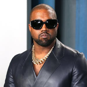 US-Rapper Kanye West schaut mit Sonnenbrille bekleidet in die Kamera.