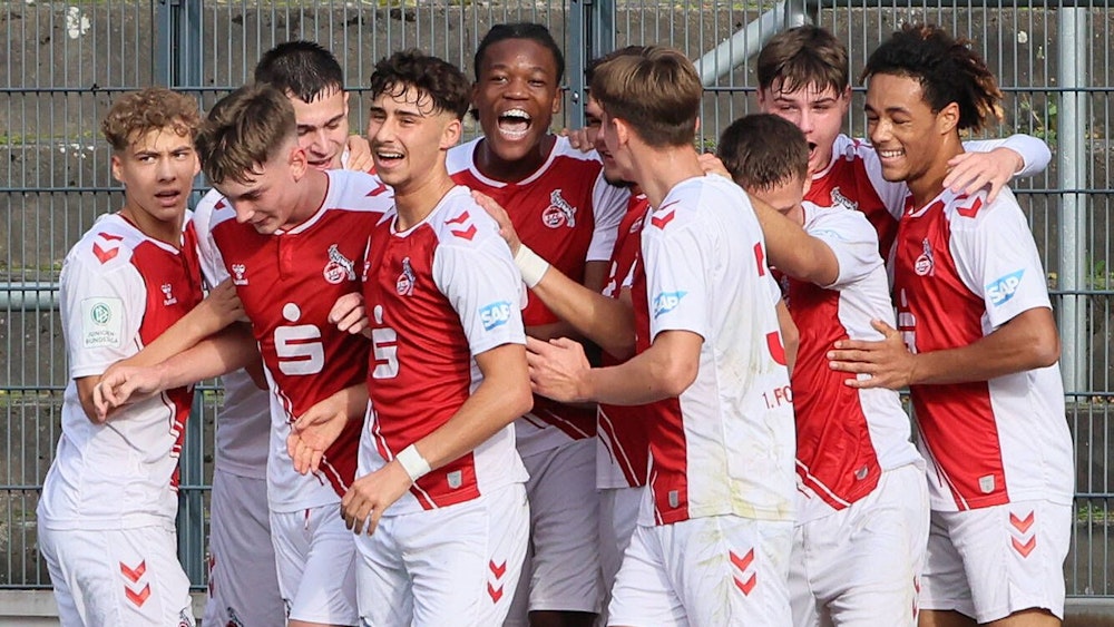 Die U19 des 1. FC Köln bejubelt gemeinsam einen Treffer.