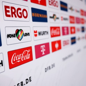 Die Werbetafel mit den Sponsoren im Medienzentrum der Nationalmannschaft.