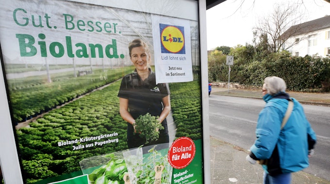 Auf einem Plakat wirbt der Discounter Lidl für seine Bioprodukte mit „Gut. Besser. Bioland“. Eine ZDF-Doku wirft dem Discounter Täuschung beim Verkauf der Bio-Produkte vor.