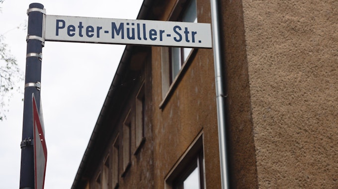 Das Straßenschild der Peter-Müller-Straße in Köln-Mülheim.