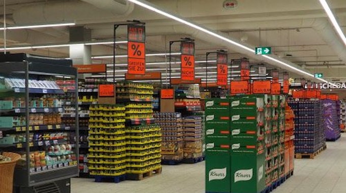 Ein Blick in einen Gang beim Lebensmittel-Discounter Kaufland. Auf großen Schildern werden Rabatte auf Produkte beworben.