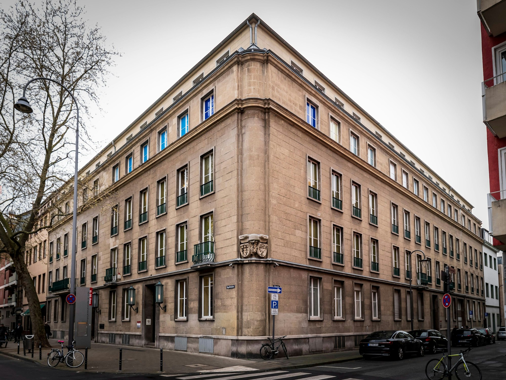 Das NS-Dokumentationszentrum der Stadt Köln an einem verregneten Morgen. Das Museum ist in einem ehemaligen Wohn- und Geschäftshaus aus den 1930er Jahren untergebracht. Es diente der Gestapo als Kölner Hauptquartier.