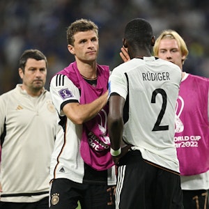 Thomas Müller und Antonio Rüdiger sind enttäuscht nach dem Japan-Spiel.