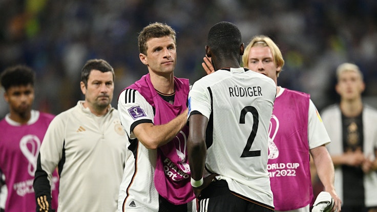 Thomas Müller und Antonio Rüdiger sind enttäuscht nach dem Japan-Spiel.